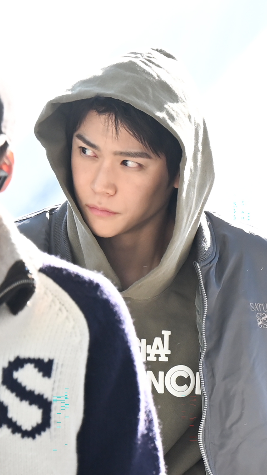 [공항패션] AAA 3관왕 라이즈, 세터로 캐주얼한 클래식 겨울 무드 완성 1412-Image